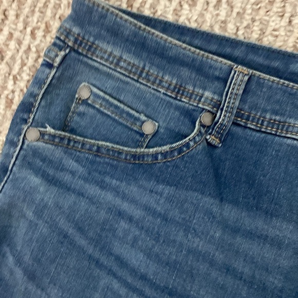 NWT! Torrid Woman’s Jeans, Midfit Super Skinny, 16R - Picture 5 of 11